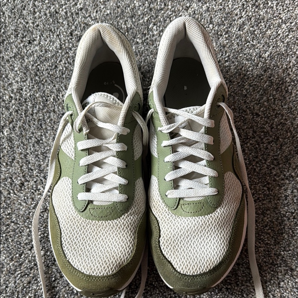 Nike Air Max White and Green Athletic Shoes Mens size 10.5